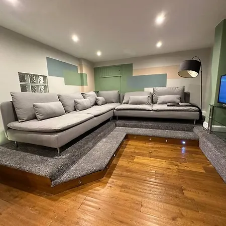Stunning 5 Bed House In Chapel Allerton, Sleeps 9 * Leeds (West Yorkshire)