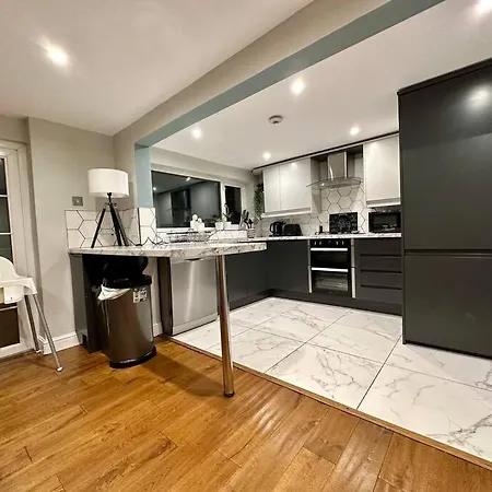 Hébergement de vacances Stunning 5 Bed House In Chapel Allerton, Sleeps 9 *