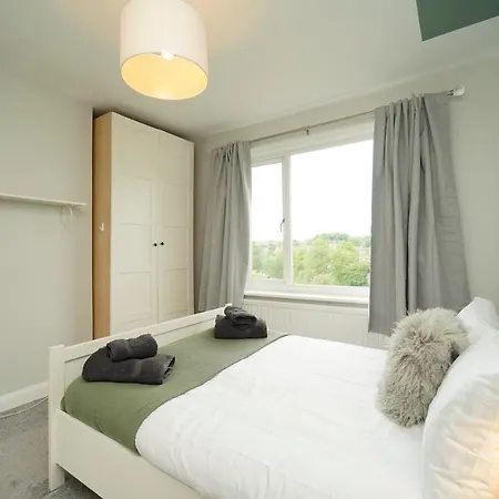 Stunning 5 Bed House In Chapel Allerton, Sleeps 9 Hébergement de vacances *