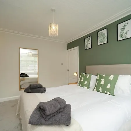 Stunning 5 Bed House In Chapel Allerton, Sleeps 9 *