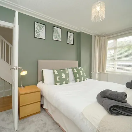 Hébergement de vacances Stunning 5 Bed House In Chapel Allerton, Sleeps 9
